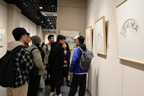 双腿中间被吸到发软的感觉