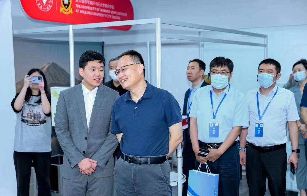 双腿中间被吸到发软的感觉