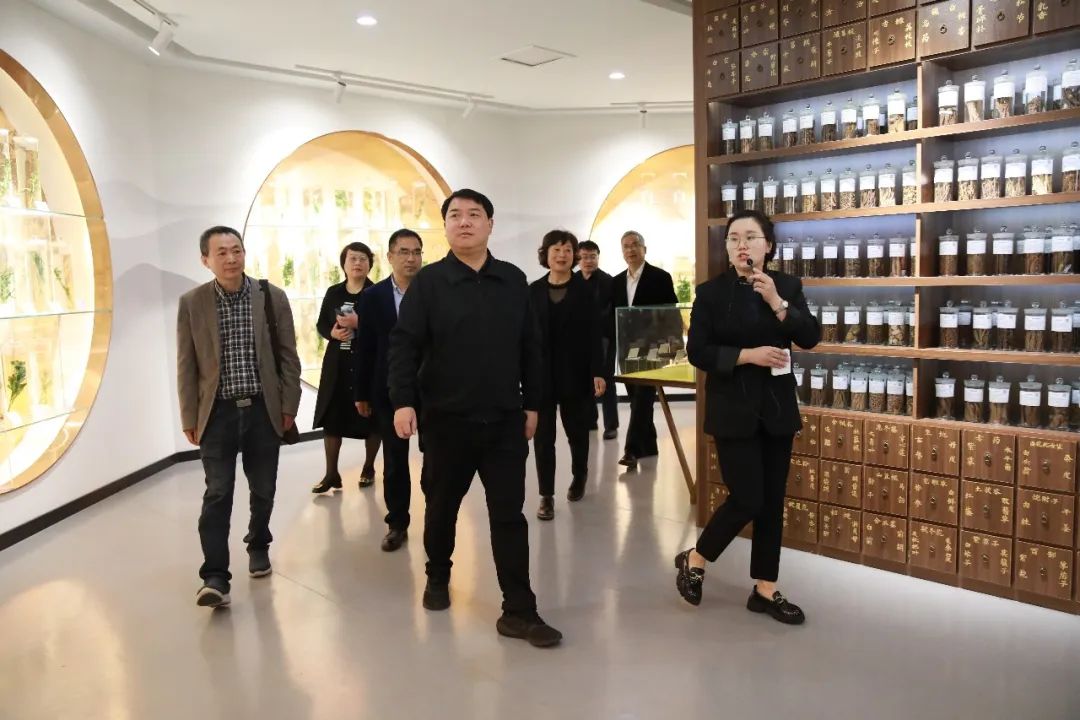 双腿中间被吸到发软的感觉