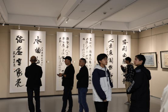 双腿中间被吸到发软的感觉