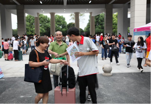 双腿中间被吸到发软的感觉
