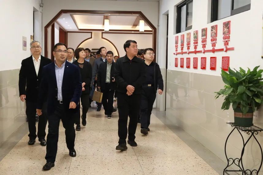 双腿中间被吸到发软的感觉