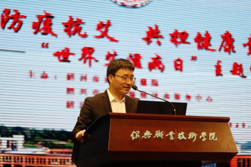 双腿中间被吸到发软的感觉