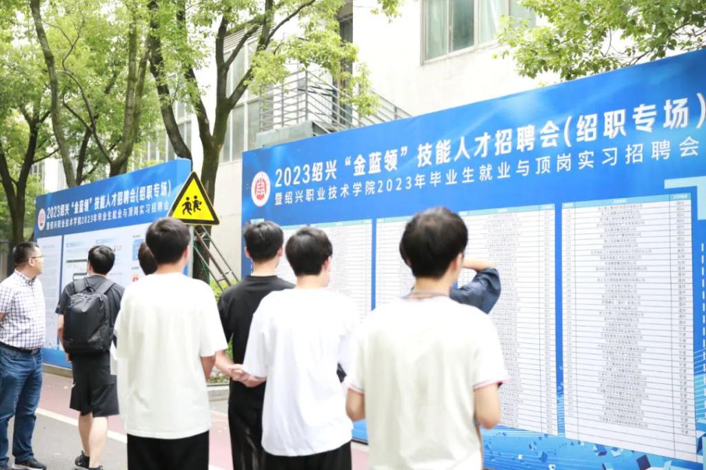 双腿中间被吸到发软的感觉