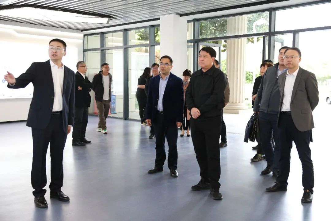 双腿中间被吸到发软的感觉