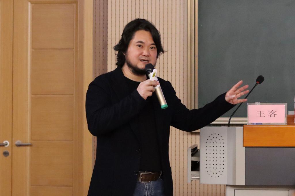 双腿中间被吸到发软的感觉