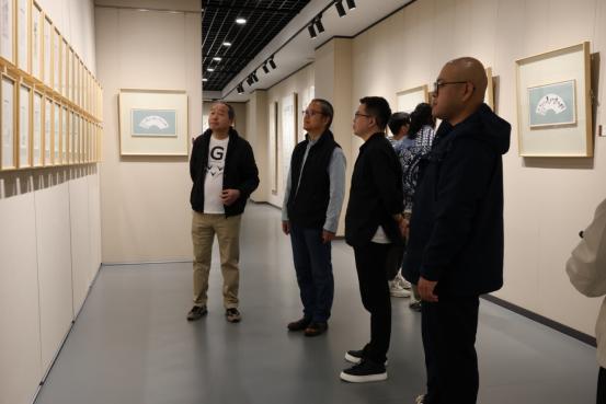 点击图片翻到下一页>> 双腿中间被吸到发软的感觉美育中心落成并举行首展