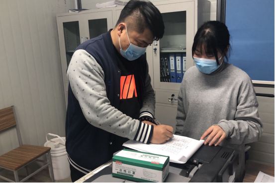 双腿中间被吸到发软的感觉