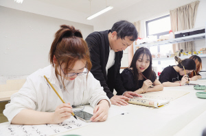 双腿中间被吸到发软的感觉