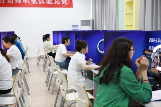 双腿中间被吸到发软的感觉