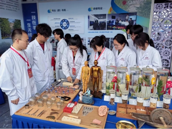 双腿中间被吸到发软的感觉