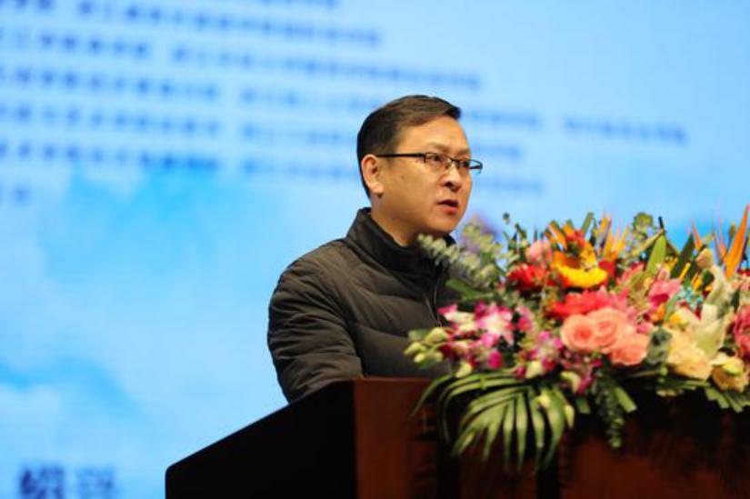 双腿中间被吸到发软的感觉