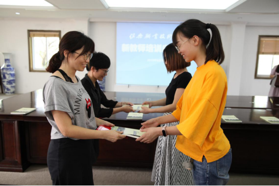 双腿中间被吸到发软的感觉