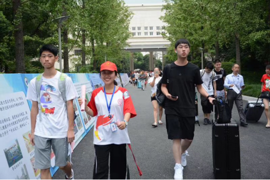 双腿中间被吸到发软的感觉