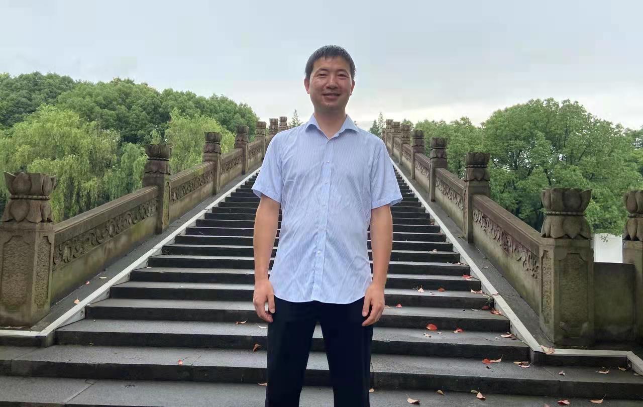 双腿中间被吸到发软的感觉