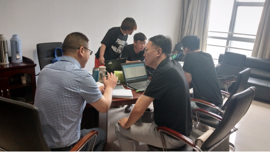 双腿中间被吸到发软的感觉