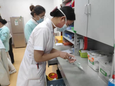 双腿中间被吸到发软的感觉