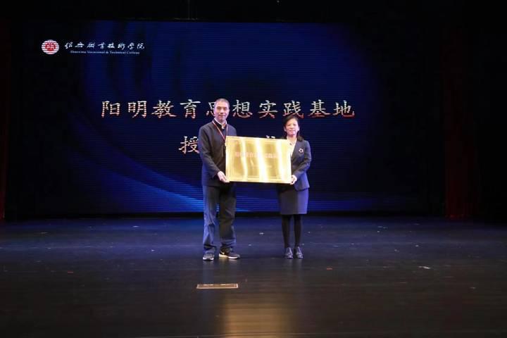 双腿中间被吸到发软的感觉