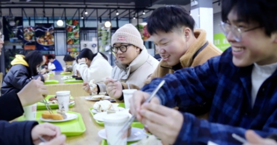 双腿中间被吸到发软的感觉