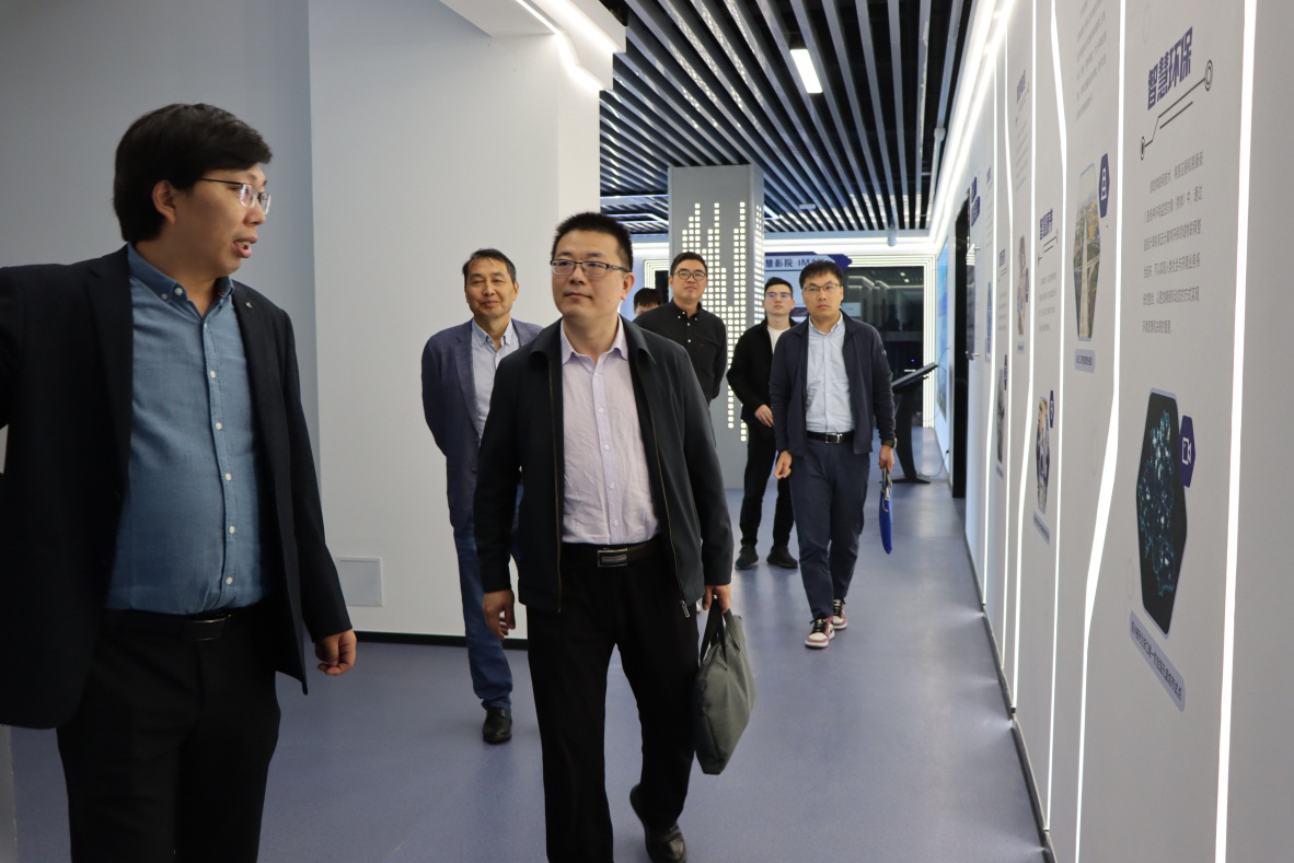 双腿中间被吸到发软的感觉