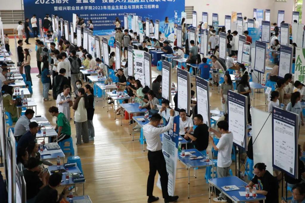 双腿中间被吸到发软的感觉