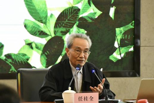 双腿中间被吸到发软的感觉