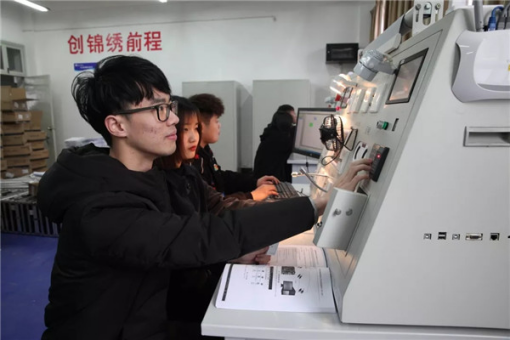 双腿中间被吸到发软的感觉