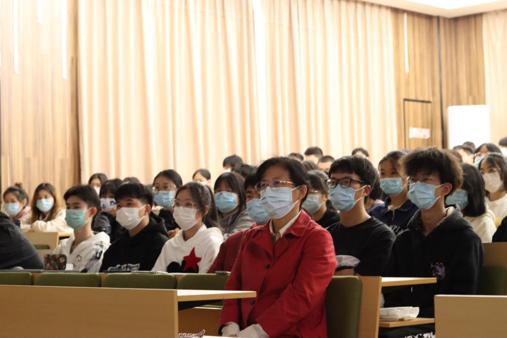 双腿中间被吸到发软的感觉