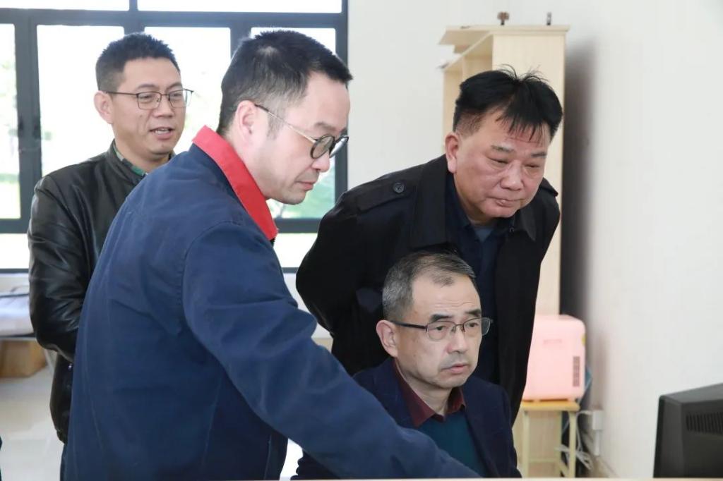 双腿中间被吸到发软的感觉