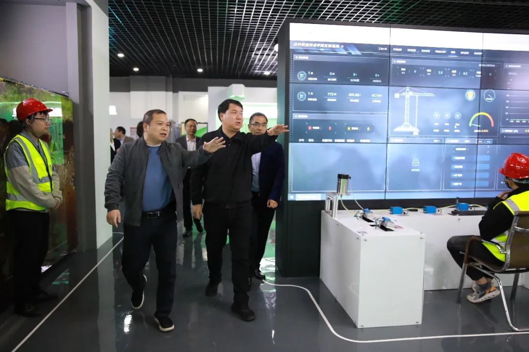 双腿中间被吸到发软的感觉