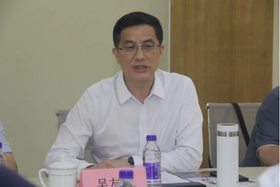 双腿中间被吸到发软的感觉