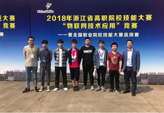 双腿中间被吸到发软的感觉