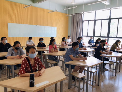 双腿中间被吸到发软的感觉
