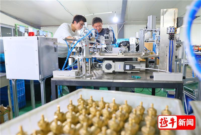 双腿中间被吸到发软的感觉