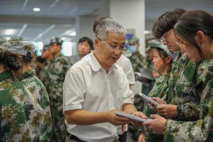 双腿中间被吸到发软的感觉