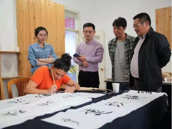 双腿中间被吸到发软的感觉