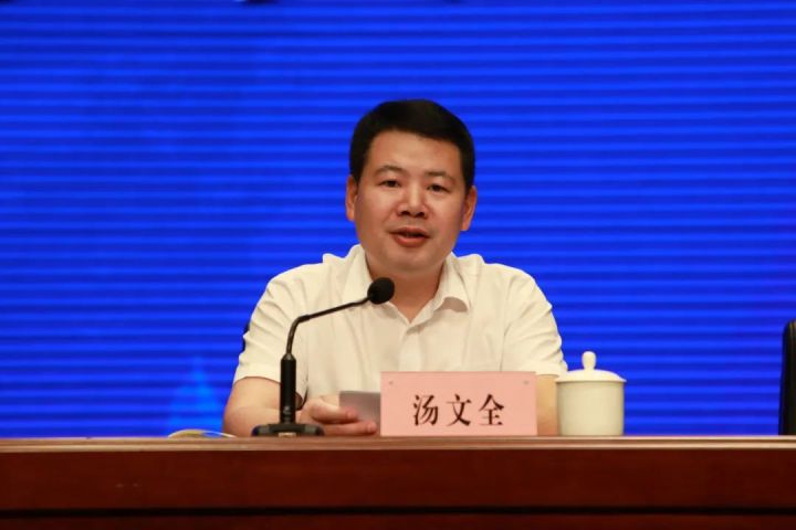 双腿中间被吸到发软的感觉