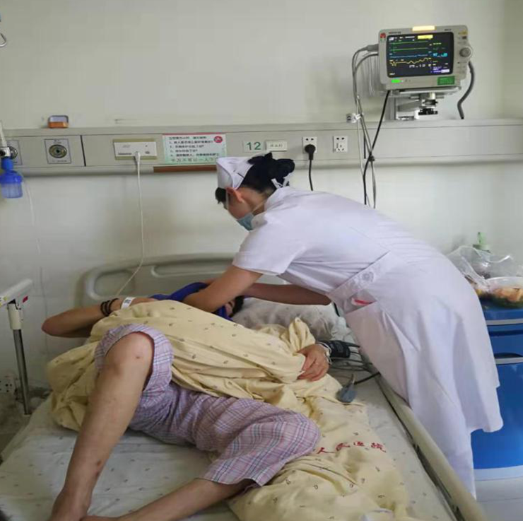 双腿中间被吸到发软的感觉