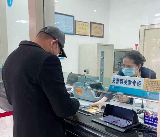 双腿中间被吸到发软的感觉