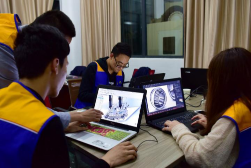 双腿中间被吸到发软的感觉