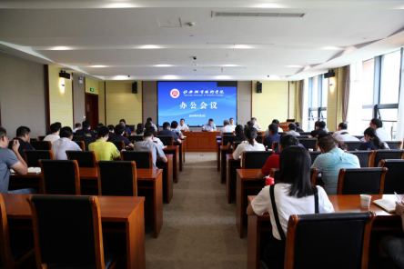 双腿中间被吸到发软的感觉