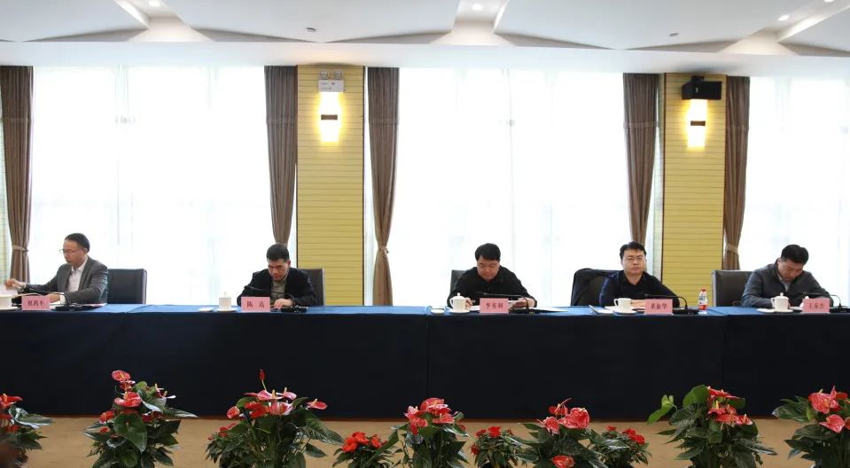 双腿中间被吸到发软的感觉