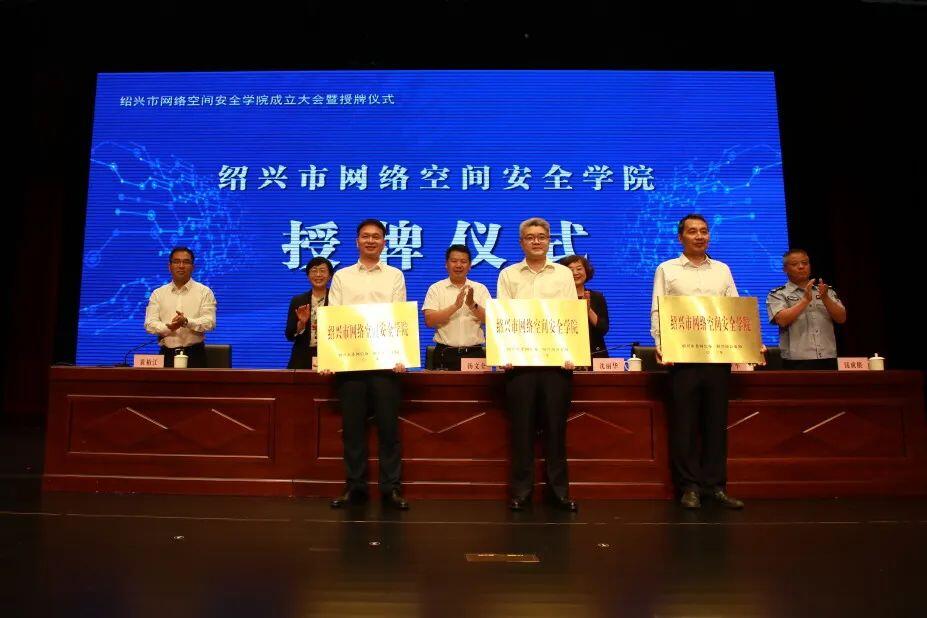 双腿中间被吸到发软的感觉