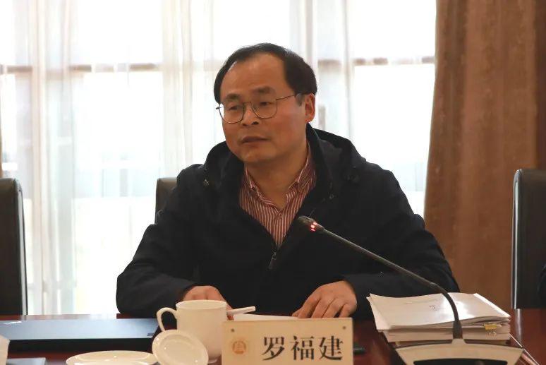 双腿中间被吸到发软的感觉