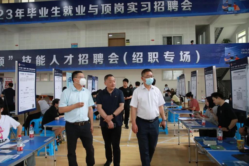双腿中间被吸到发软的感觉