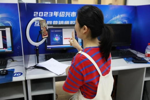 双腿中间被吸到发软的感觉