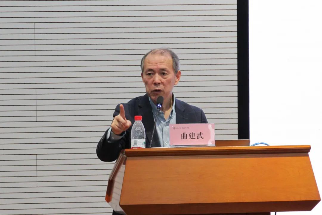双腿中间被吸到发软的感觉