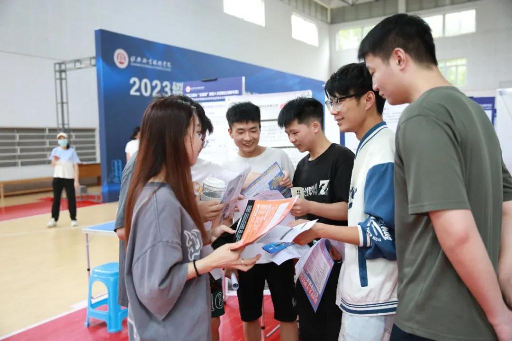 双腿中间被吸到发软的感觉