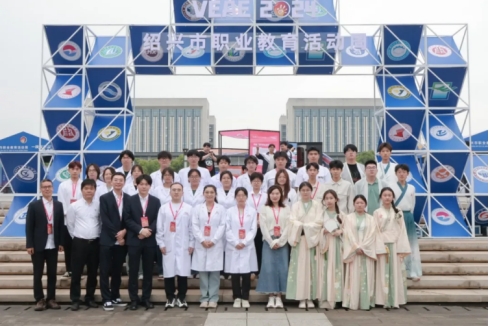 双腿中间被吸到发软的感觉