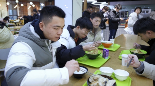 双腿中间被吸到发软的感觉